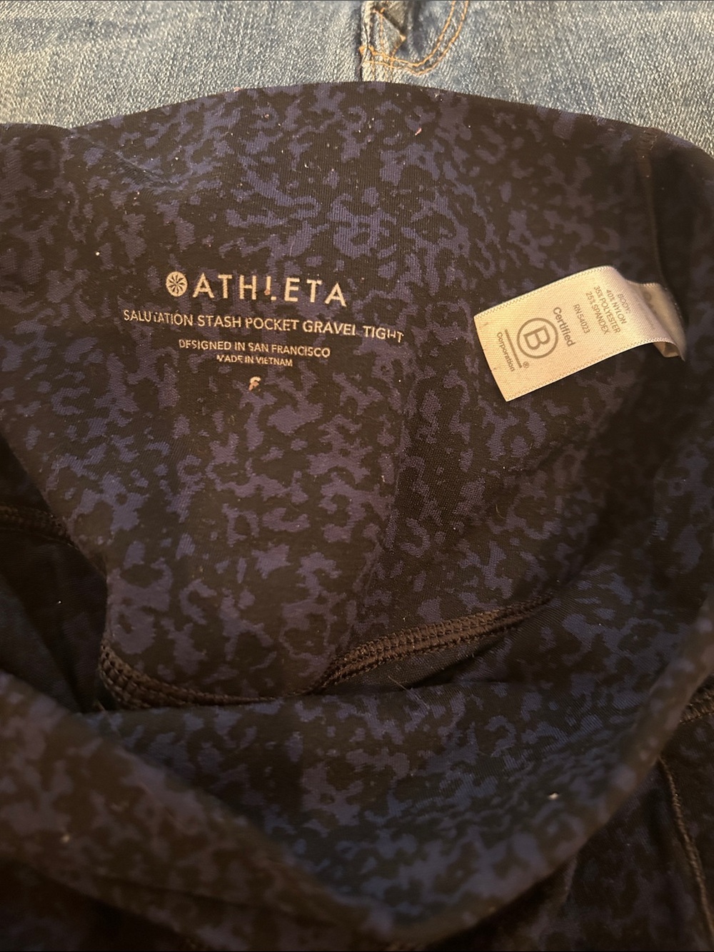 Athleta Navy and Black small S leggings workout salutation stash pocket